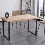 Mesa comedor modelo Natural. Tapa madera color roble 54 mm grosor. Patas metálicas color negro. Medidas 140 x 80 x 76