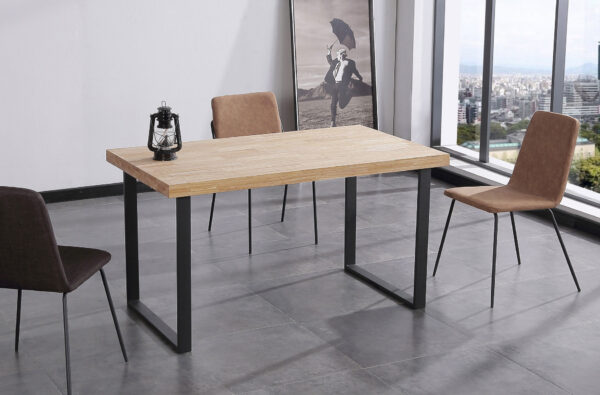 Mesa comedor modelo Natural. Tapa madera color roble 54 mm grosor. Patas metálicas color negro. Medidas 140 x 80 x 76