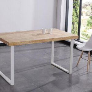 Mesa comedor modelo Natural. Tapa madera color roble 54 mm grosor. Patas metálicas color blanco. Medidas 140 x 80 x 76