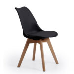 Silla comedor modelo Bistro. Patas nórdicas en madera. Carcasa plástico fácil limpieza. Asiento tapizado. Medidas: 48 x 54 x 84 cm.