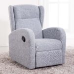 Sillón relax modelo Home orejero. Mecanismo automático. Accionado por maneta. Sistema pared cero grados. Respaldo orejero. Tapizado en tejido Bali gris pearl.