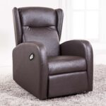 Sillón relax elevador modelo Trade.  Mecanismo eléctrico. Accionado por mando.  Función extensión y levantapersonas. Respaldo orejero. Tapizado en símil piel chocolate.