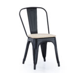 Silla comedor Tolix. Diseño vintage industrial. Chapa de acero. Color negro mate. Asiento en madera de roble. Medidas: 45 x 45 x 85 cm.
