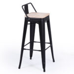 Taburete alto Tolix. Diseño vintage industrial. Chapa de acero. Asiento madera roble nordish. Color negro mate. Medidas: 42