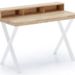 Mesa de estudio X-Loft. Tapa madera color roble Nordish  54 mm. Estante elevado para monitor. Patas metálicas color blanco. Medidas: 120 x 60 x 77 - 88 cm.
