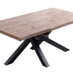 Tapa con formas en madera de roble. Patas metálicas color negro. Medidas: 180 x 100 x 76 cm.