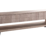 Mueble TV con 3 cajones para almacenaje. Madera maciza laminada con chapa de roble honey. Cajón con grabado lineal. Patas metálicas en color negro. Medidas: 180 x 40 x 61 cm.