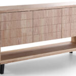 Consola baja para almacenaje. Madera maciza laminada con chapa de roble nordish. 3 puertas con grabados lineales y cierres magnéticos. 6 divisiones internas. Patas metálicas en color negro. Medidas: 153 x 40 x 88 cm.