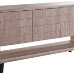 Consola baja para almacenaje. Madera maciza laminada con chapa de roble honey. 3 puertas con grabados lineales y cierres magnéticos. 6 divisiones internas. Patas metálicas en color negro. Medidas: 153 x 40 x 88 cm.