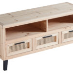 Mueble TV en madera maciza de cedro. 2 estantes portaobjetos. 3 cajones de gran capacidad con guias metálicas. Frentes cajones decorativos en rattan PE. Patas metálicas en color negro. Se entrega montado a excepción de las patas metálicas. Medidas: 126 x 42 x 50 cm.