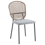 Silla de comedor tapizada. Respaldo trenzado en cuerda marrón. Asiento tapizado en tejido gris. Estructura metálica en color negro. Medidas: 46 x 59 x 87