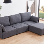 Sofá modular con brazos 3 plazas + chaiselongue. Tapizado en tejido gris. Medidas: 276 x 183 x 93 cm.  Si necesitas otra medida o disposición puedes componerla mediante nuestros módulos independientes. Módulo con respaldo y brazo. Módulo con respaldo sin brazo. Módulo puff para chaiselongue.