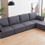 Sofá modular con brazos 4 plazas + chaiselongue. Tapizado en tejido gris. Medidas: 366 x 183 x 93 cm.  Si necesitas otra medida o disposición puedes componerla mediante nuestros módulos independientes. Módulo con respaldo y brazo. Módulo con respaldo sin brazo. Módulo puff para chaiselongue.