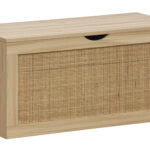 Baúl almacenaje. Apertura superior. Papel laminado pino. Frente decorativo en rattán. Medidas: 80 x 40 x 40 cm.
