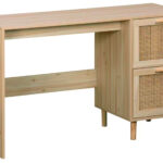 Mesa estudio con cajones. 2 cajones de gran capacidad con paneles decorativos en rattán. Melamina color pino. Patas en madera de pino. Medidas: 120 x 48 x 75 cm.