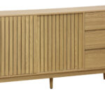 Consola gran capacidad de almacenaje.  2 puertas correderas + 3 cajones. Balda interior a media altura. Papel laminado / chapa fresno. Frentes puertas en alistonado decorativo. Guias metálicas en cajones. Patas en madera. Medidas: 150 x 40 x 80 cm.