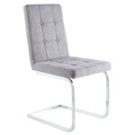 Silla comedor tapizada. Patín metálico cromado. Tapizada en tejido gris. Medidas: 45 x 58 x 93 cm.