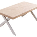 Mesa centro con tapa en madera de roble. Estructura metálica acabado mate. Elevable. Cajón interior portaobjetos. Topes de suelo niveladores. Medidas: 120 x 66 x 47 cm.