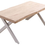 Mesa centro tapa con forma en madera de roble. Estructura metálica acabado mate. Elevable. Cajón interior portaobjetos. Topes de suelo niveladores. Medidas: 120 x 66 x 47 cm.