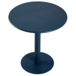 Mesa redonda metálica multiusos. Uso exterior / interior. Tapa superior en chapa metálica. Cuerpo inferior y peana metálicos. Color gris antracita. Medidas: 70 x 70 x 73 cm.