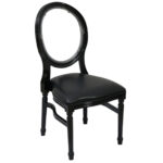 Silla para eventos de uso interior / exterior. Polietileno virgen alta densidad HDPE color negro. Tratamiento anti UV. Respaldo curvado transparente. Acolchado de asiento en símil pilel extraible. Resistente a impactos. Resistente a las manchas y muy fácil de limpiar. Medidas: 48 x 50 x 99 cm. Producto de uso profesional