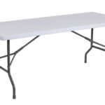 Mesa de eventos para uso interior / exterior. Tapa fabricada 100% polietileno virgen alta densidad HDPE color blanco. Tratamiento anti UV. Resistente a impactos. Esquinas reforzadas. Resistente a las manchas y muy fácil de limpiar. Estructura de acero con acabado de pintura en polvo. Plegable para un fácil almacenamiento. Medidas: 183 x 74 x 76 cm. Producto de uso profesional